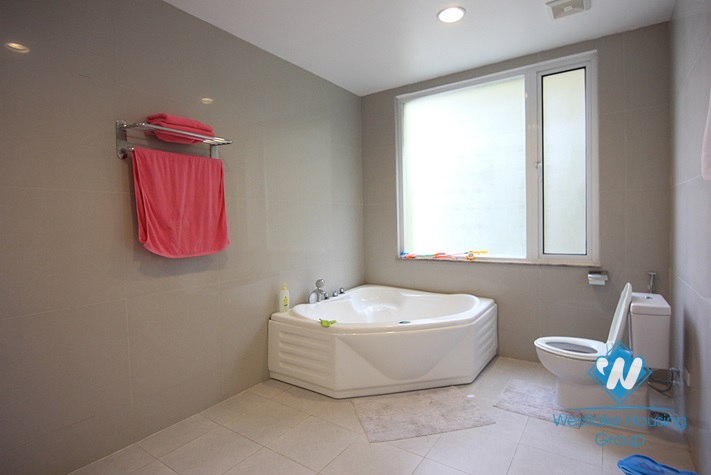 Splendid villa for rent on the lake in Tay Ho, Hanoi 